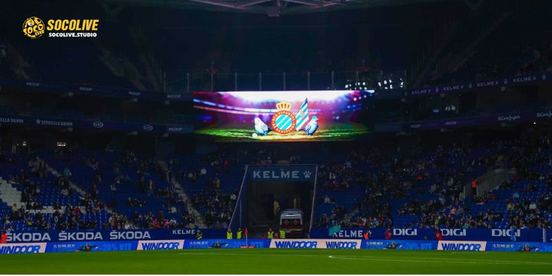 RCDE Stadium rực sáng trong đêm đối đầu căng thẳng