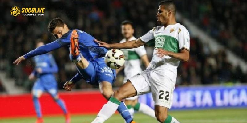 Pha tranh chấp bóng quyết liệt giữa Getafe vs Elche
