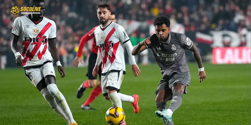 Rayo Vallecano vs Real Madrid - Cầu thủ Rayo tranh bóng trong vòng cấm đị